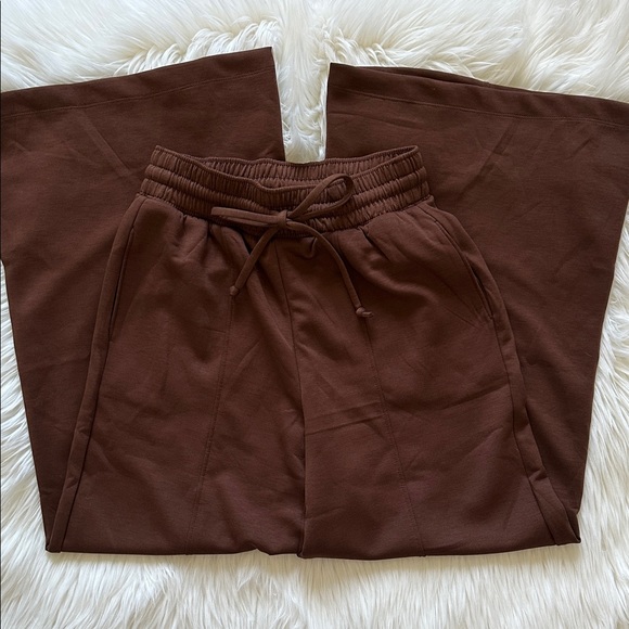 Zenana Scuba Drawstring Brown Wide-Leg Pants
Boutique 
NWT - Picture 4 of 7